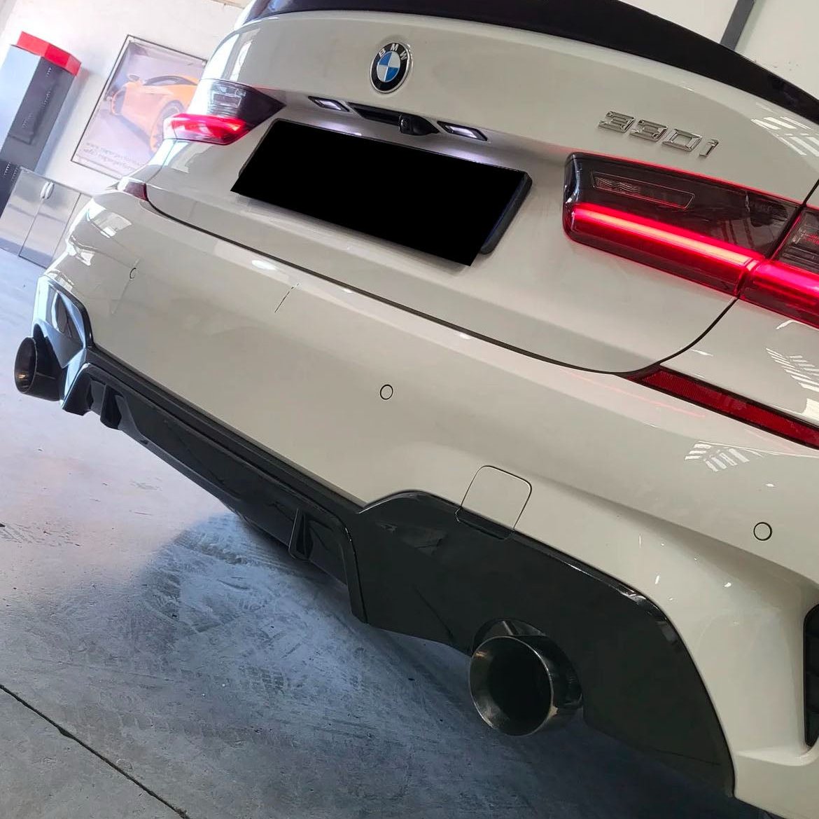 3 Series - G20 Pre-Facelift: Gloss Black Dual Exhaust Rear Diffuser 19-22