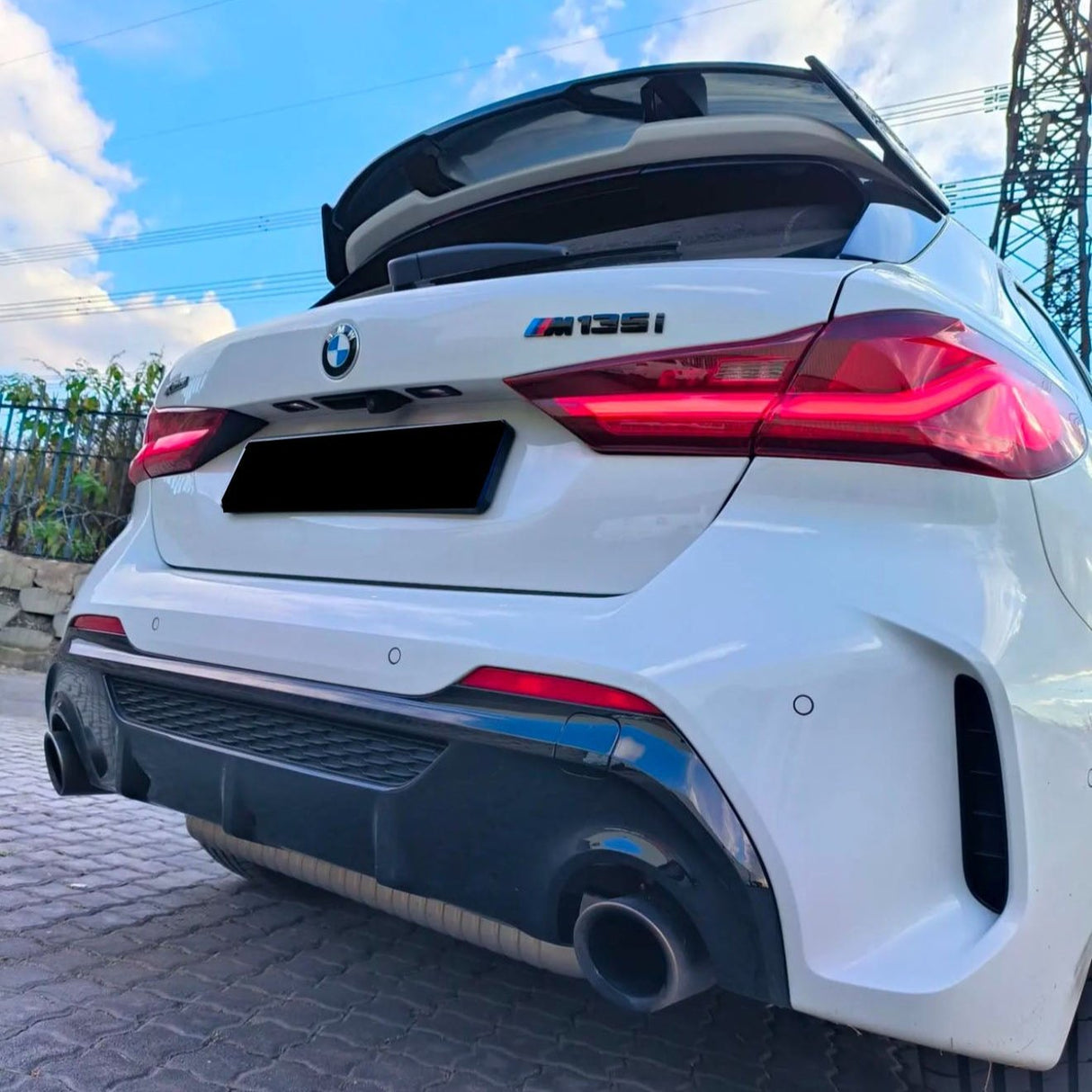 1 Series - F40: Gloss Black Performance Style Diffuser 20-24